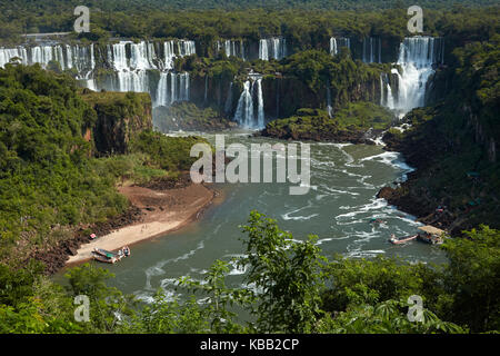 Chutes d'Iguazu côté Argentine, et bateaux touristiques sur la rivière Iguazu, Brésil - frontière Argentine, Amérique du Sud Banque D'Images