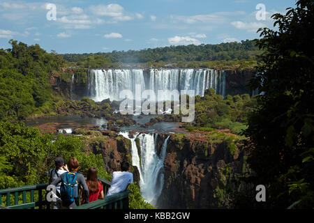 Touristes sur la plate-forme d'observation du côté Brésil des chutes d'Iguazu, regardant le côté argentin, l'Amérique du Sud Banque D'Images
