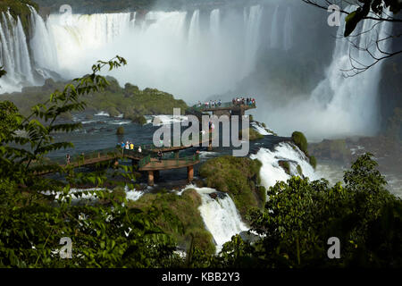 Touristes sur la plate-forme d'observation du côté Brésil des chutes d'Iguazu, Brésil - frontière Argentine, Amérique du Sud Banque D'Images