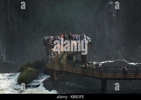 Touristes sur la plate-forme d'observation du côté Brésil des chutes d'Iguazu, Brésil - frontière Argentine, Amérique du Sud Banque D'Images