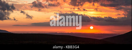 Le soleil se couche derrière mt taranaki, vu du parc national de Tongariro. Banque D'Images