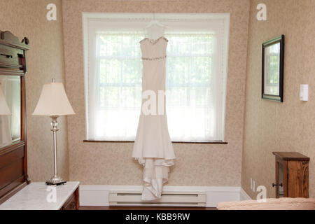Une belle robe robe de mariage qui est dans la fenêtre d'une chambre à l'ancienne Banque D'Images