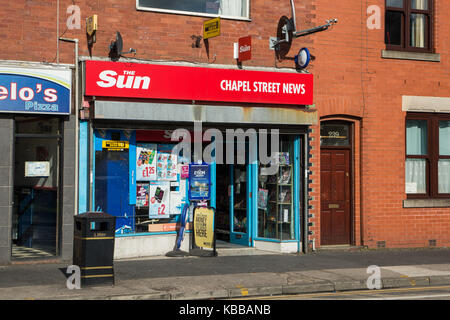 Chapel Street Magasin de journaux à Leigh, England, UK Banque D'Images