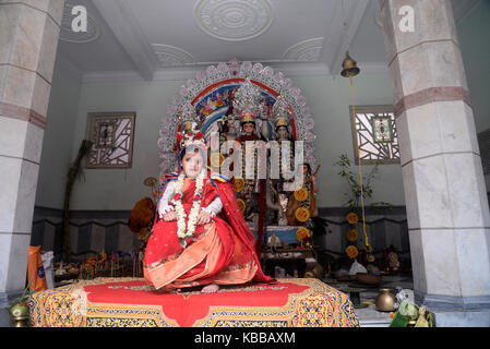 Kolkata, Inde. 28 sep, 2017. Une jeune Indienne chayanika ganguly, 7ans habillé comme la déesse Durga puja culte pendant la kumari rituel aussi une partie de la durga puja festival à bholanath dham le 28 septembre 2017 à Paris. La kumari (jeune fille pré pubère) puja est un rituel d'adorer une fille âgés de six à douze ans, comme manifestation de l'énergie féminine ou devi dans la tradition religieuse hindoue. crédit : saikat paul/pacific press/Alamy live news Banque D'Images