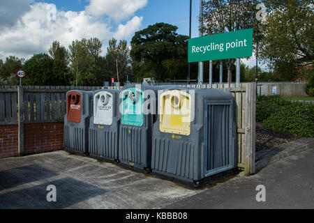 Bacs de recyclage au supermarché Morrisons, Leigh, England, UK Banque D'Images