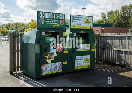 Bacs de recyclage au supermarché Morrisons, Leigh, England, UK Banque D'Images