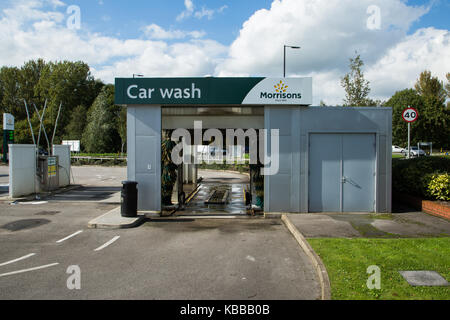 Lavage de voiture au supermarché Morrisons, Leigh, England, UK Banque D'Images