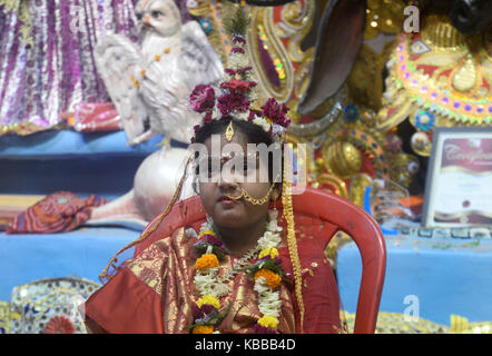 Kolkata, Inde. 28 sep, 2017. neuf jeunes filles est culte comme kumari au cours de maha astami de Durga puja à Calcutta.neuf kumari est adoré par les fidèles lors de la fête maha astami durga puja puja communautaire le 28 septembre 2017 à Paris. La kumari ( jeune fille pré pubère) puja est un rituel d'adorer une fille âgés de six à douze ans comme manifestation de l'énergie féminine ou devi dans la tradition religieuse hindoue. crédit : saikat paul/pacific press/Alamy live news Banque D'Images