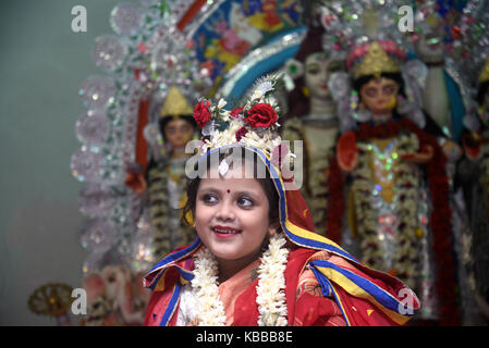 Kolkata, Inde. 28 sep, 2017. Une jeune Indienne chayanika ganguly, 7ans habillé comme la déesse Durga puja culte pendant la kumari rituel aussi une partie de la durga puja festival à bholanath dham le 28 septembre 2017 à Paris. La kumari (jeune fille pré pubère) puja est un rituel d'adorer une fille âgés de six à douze ans, comme manifestation de l'énergie féminine ou devi dans la tradition religieuse hindoue. crédit : saikat paul/pacific press/Alamy live news Banque D'Images