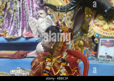 Kolkata, Inde. 28 sep, 2017. neuf jeunes filles est culte comme kumari au cours de maha astami de Durga puja à Calcutta.neuf kumari est adoré par les fidèles lors de la fête maha astami durga puja puja communautaire le 28 septembre 2017 à Paris. La kumari ( jeune fille pré pubère) puja est un rituel d'adorer une fille âgés de six à douze comme manifestation de l'énergie féminine ou devi dans la tradition religieuse hindoue. crédit : saikat paul/pacific press/Alamy live news Banque D'Images