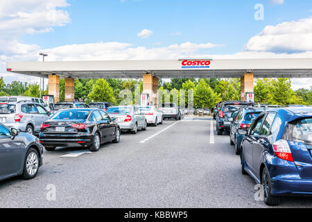 Fairfax, États-Unis - le 8 septembre 2017 : les gens dans les voitures en attente dans la file d'attente longue ligne de voie pour remplir les véhicules à gaz naturel, essence, pétrole au magasin Costco dans Banque D'Images