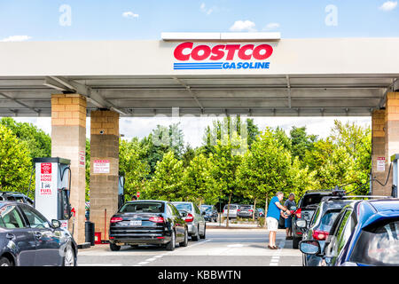 Fairfax, États-Unis - le 8 septembre 2017 : les gens dans les voitures en attente dans la file d'attente longue ligne de voie pour remplir les véhicules à gaz naturel, essence, pétrole au magasin Costco dans Banque D'Images