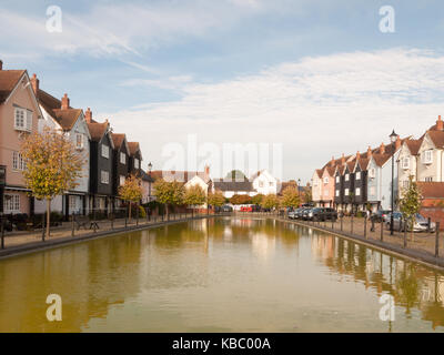 Piscine verte lac en face de maisons de plaisance ; Essex ; Angleterre ; uk Banque D'Images