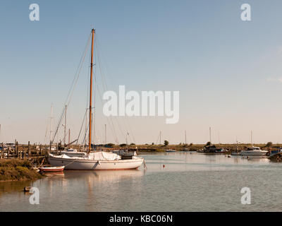 Yacht blanc bateau amarré à quai de marais tollesbury maldon, Essex, Angleterre, Royaume-Uni Banque D'Images