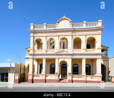 Wherry House est situé dans le bâtiment historique classé de Banque de la Nouvelle Galles du Sud, une ancienne banque à 34-36 Gill Street, Charters Towers, North Queens Banque D'Images