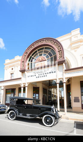 Bourse classé au patrimoine bâti d'arcade en 1888, et Chevrolet vintage car, 76 Mosman Street, Central Precinct, Charters Towers, Nord du Queensland Banque D'Images