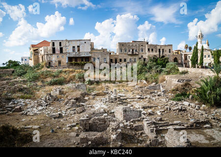 Centre du pneu avec des ruines et mosquée avec ciel bleu et nuages, pneu, aigre, Liban Banque D'Images