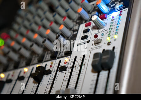 Mélangeur audio pour le réglage de qualité de la musique dans une boîte de nuit. close-up Banque D'Images