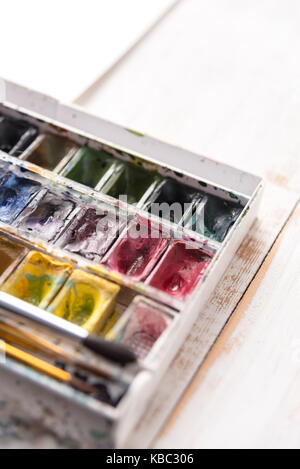 Image de seaux de peinture aux couleurs vives et des pinceaux et isolated over white background Banque D'Images