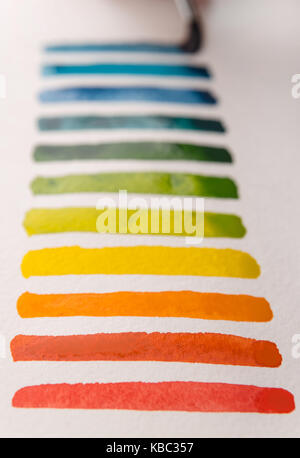 Image du gradient coloré bandes avec aquarelle et pinceau sur papier blanc Banque D'Images