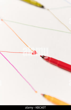 Lignes connectées peint avec des marqueurs colorés en rouge sur papier blanc. Pour les graphiques, les lignes de programmation Banque D'Images