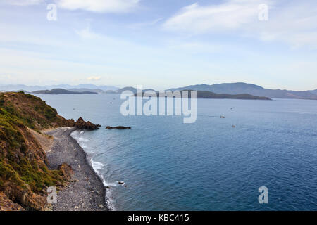 Baie de Nha Trang, Khanh Hoa, Vietnam. vue de cu hin pass (autoroute). c'est dans le sud de la ville de Nha Trang. Banque D'Images