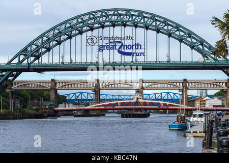 Ponts sur la rivière Tyne vu depuis le quai de Newcastle-upon-Tyne Banque D'Images