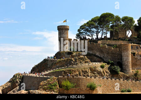 Une senyera ESTELADA Drapeau non officiel, le généralement pilotés par des partisans de l'indépendance catalane, agitant sur la tour de la forteresse de Tossa de mar, Catalogne, s Banque D'Images