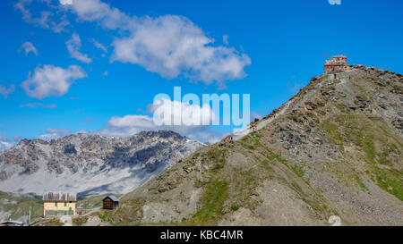 Point de col du Stelvio avec les touristes Banque D'Images