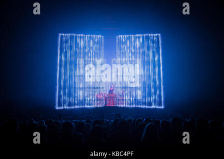 Le compositeur, producteur et musicien français Jean-Michel Jarre interprète un concert à Oslo Spektrum. Norvège, 28/10 2016. Banque D'Images