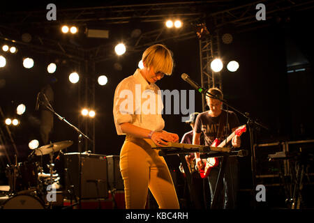 Jenny Hval, chanteuse norvégienne et multi-instrumentiste, organise des concerts en direct au festival de musique norvégien Øyafestivalen 2013. Norvège, 07/08 2013. Banque D'Images