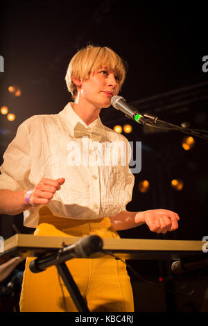 Jenny Hval, chanteuse norvégienne et multi-instrumentiste, organise des concerts en direct au festival de musique norvégien Øyafestivalen 2013. Norvège, 07/08 2013. Banque D'Images