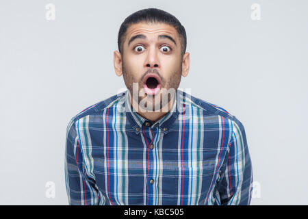 Wow ! Portrait of businessman with choqué de l'expression du visage. studio shot Banque D'Images