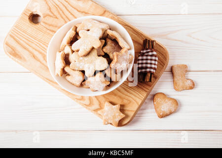 Gingerbread dans la plaque en bois,de,noël breadboard.concept.table en bois blanc.vue d'en haut Banque D'Images