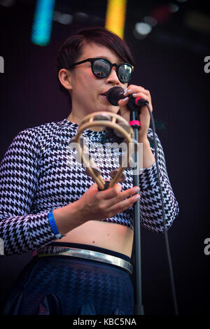 Le groupe de musique électronique suédois Little Dragon donne un concert au festival de musique norvégien Øyafestivalen 2014. Ici, le chanteur principal du groupe Yukimi Nagano est photographié en direct sur scène. Norvège, 07/08 2014. Banque D'Images