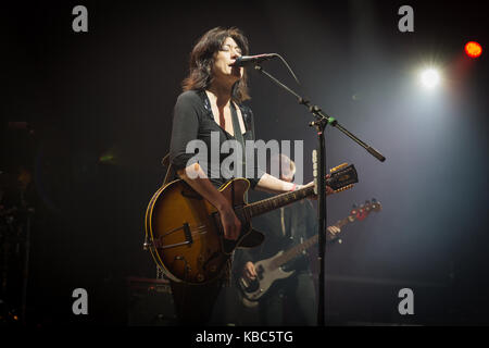 Le groupe de rock anglais Lush effectue un concert live au festival de musique norvégienne 2016 Øyafestivalen à Oslo. Chanteur et musicien ici Miki Berenyi est vu sur scène. La Norvège, 12/08 2016. Banque D'Images