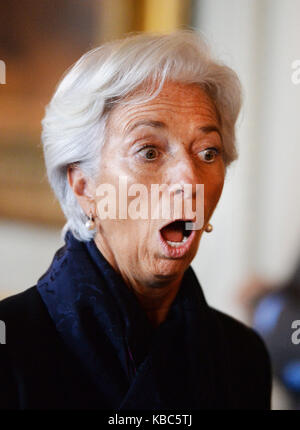 Christine Legarde, Directrice générale du Fonds monétaire international, s'entretient avec les participants à la conférence « Independence 20 Years on » de la Banque d'Angleterre, qui marque deux décennies d'indépendance opérationnelle par rapport au gouvernement britannique, au Fishmongers Hall de la City de Londres. Banque D'Images