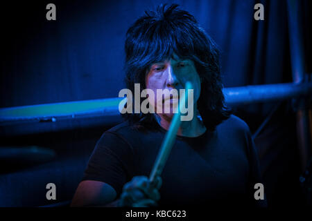 Le musicien et batteur américain Marky Ramone interprète un concert avec son groupe Blitzkrieg à Hulen à Bergen. Marky Ramone est surtout connu pour être le batteur du légendaire groupe de rock punk The Ramones. Norvège, 17/04 2015. Banque D'Images