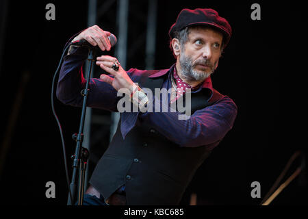 Le groupe de rock alternatif américain Mercury Rev effectue un concert live au festival de musique Bergenfest norvégien en 2016. Ici chanteur, auteur-compositeur et musicien Jonathan Donahue est vu sur scène. La Norvège, 16/06 2016. Banque D'Images