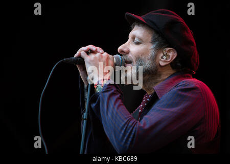 Le groupe de rock alternatif américain Mercury Rev effectue un concert live au festival de musique Bergenfest norvégien en 2016. Ici chanteur, auteur-compositeur et musicien Jonathan Donahue est vu sur scène. La Norvège, 16/06 2016. Banque D'Images