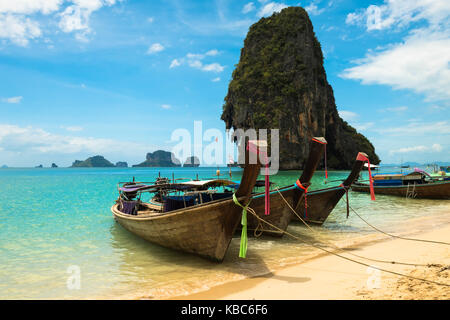 Long Tail boat tropical beach, Krabi, Thaïlande Banque D'Images