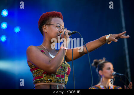 La chanteuse norvégienne de soul et de jazz Miss Tati vient d’Angola et du Portugal avant qu’elle ne finpar se rendre à Bergen où elle est connue comme « la maîtresse sassy de Norvège ». Elle joue ici un concert au festival de musique norvégien Øyafestivalen 2015. Norvège, 15/08 2015. Banque D'Images