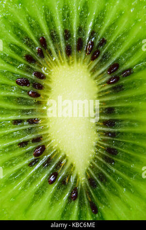 Extreme close-up of fresh green kiwi slice Banque D'Images