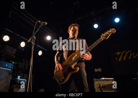 Le groupe de rock alternatif américain Mudhoney donne un concert au Parkteatret à Oslo. Ici, le bassiste Guy Maddison est vu en direct sur scène. Norvège, 21/07 2016. Banque D'Images