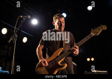 Le groupe de rock alternatif américain Mudhoney donne un concert au Parkteatret à Oslo. Ici, le bassiste Guy Maddison est vu en direct sur scène. Norvège, 21/07 2016. Banque D'Images