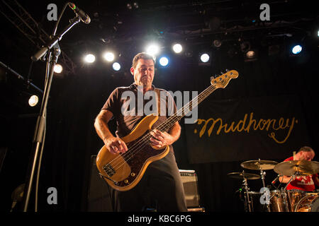 Le groupe de rock alternatif américain Mudhoney donne un concert au Parkteatret à Oslo. Ici, le bassiste Guy Maddison est vu en direct sur scène. Norvège, 21/07 2016. Banque D'Images