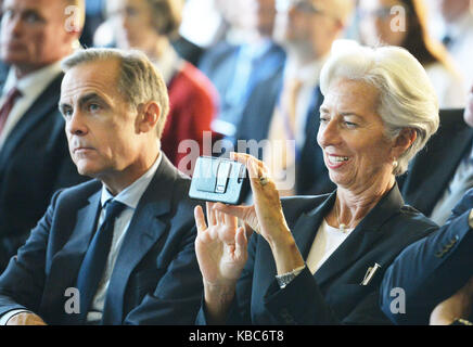 Mark Carney Gouverneur de la Banque d'Angleterre avec Christine Legarde (à droite) Directrice générale du Fonds monétaire international, écoutez les orateurs à la conférence « Independence 20 Years on » de la Banque d'Angleterre, Ce qui marque deux décennies d'indépendance opérationnelle par rapport au gouvernement britannique, au Fishmongers Hall de la City de Londres. Banque D'Images