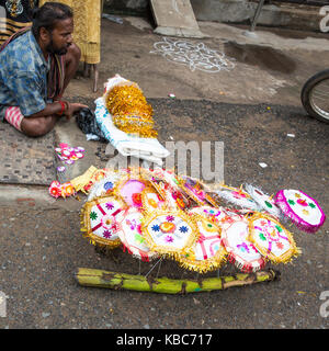 PONDICHERY, PUDUCHERY, INDE - Le 26 août 2017. La vente du vendeur de fleurs fraîches, de légumes, de fruits et de parapluies pour les fervents de bénir dieu hindou Ganesh un Banque D'Images