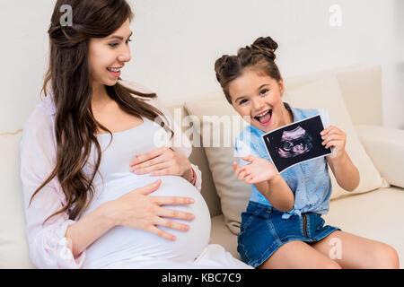 Photo échographie grossesse fille montrant Banque D'Images