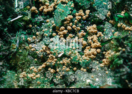 Extreme close-up de cristaux vert émeraude complexes Banque D'Images